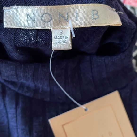 BNWT✨ NONI B mock neck skivvy in navy blue - Picture 8 of 9